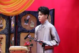 鼓曲社演出第一天，张云雷陶阳打鼓，师父郭德纲一语中的图片