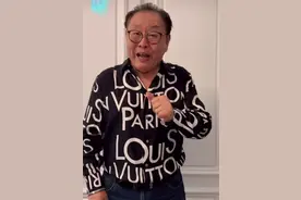 二师兄“猪八戒”罕见露面，头发乌黑样貌如50岁，晒吃相角色重现图片