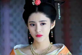 李心艾瘦身成功后，穿玫瑰婚纱在路上狂奔，男性路人看得怀疑人生图片