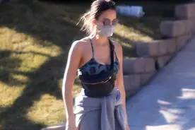 39岁杰西卡·阿尔芭穿运动装散步，三岁儿子一头卷发乖巧跟从图片