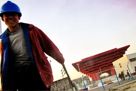 工地一天500没人来？工头骂工人不识好歹！工人说出真实原因图片