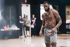 都说NBA球星肌肉强，看了橄榄球运动员，才发现差距这么大图片