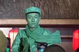 “雕塑”小伙15分钟不眨眼？专家：不可随意效仿！眨眼运动非常重要图片