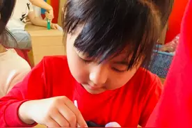 男孩在客厅搓澡，爸爸旁边一动不动，妈妈看到脾气炸了图片
