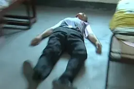 退休干部家中惨死，以为情杀，文盲写的字竟帮警方破了案，悬疑剧图片