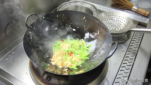 芹菜这样炒，虽是素菜，吃起来比肉还香，成本只要几块钱