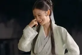 baby上《萌探》存在感低，被孙红雷当面提黄晓明，表情太尴尬图片