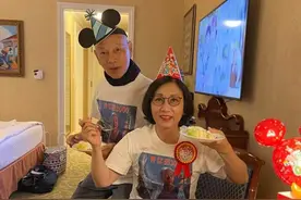 74岁汪明荃度假庆生，与罗家英穿情侣装太甜蜜，干女儿也罕见出镜图片