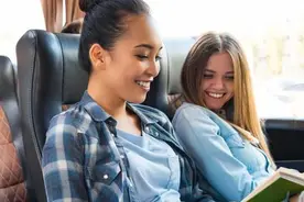 与陌生人交谈或许会带来意想不到的好处图片