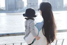 唐嫣女儿照片首次曝光！白嫩小手腕胖到起褶子，不满一岁开始上学图片