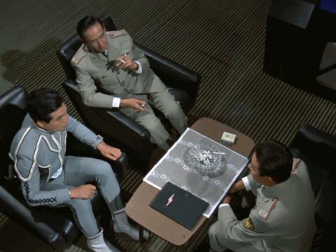 奥特曼被强大的机器人按在地上不能动了，赛文奥特曼：起来