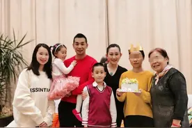 赵文卓全家福曝光，1儿2女眉眼像妈妈，豪送钻石项链为保姆庆生图片