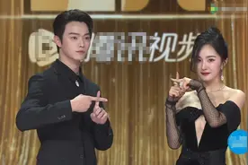 拾光盛典颜值大赏：杨幂性感俏皮，热巴大秀美背，白百何金饰华丽图片