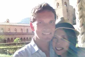 51岁莫文蔚庆结婚纪念日！和德国老公相互依偎，到海边度假喝红酒图片