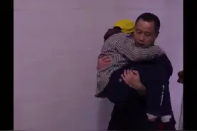 小学老师抱患病学生进教室：绝不让他掉队图片