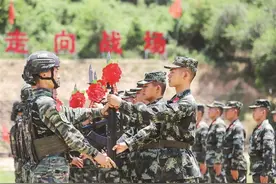 武警山西总队吕梁支队组织新兵举行授枪仪式图片