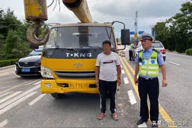 青岛男子无证当“代驾”：驾考老是不过关！| 一线微观图片