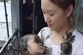 四川一孩子掉进泥潭，妈妈抱在身上安慰爸爸大笑：洗洗还能要吗？图片