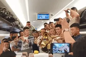 《钢铁洪流进行曲》原来有歌词！高铁上兵哥哥这演唱炸了图片