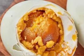 被央视“曝光”的海鸭蛋，为何轻轻一戳就流油？答案来了图片