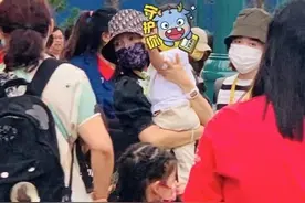 佟丽娅陈思诚罕见同框，带儿子游环球影城，章子怡一家也前来游玩图片