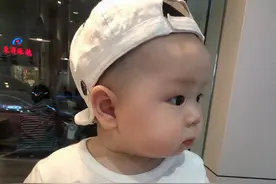 我妈总是以带我出来散步的名义，偷偷跑去买奶茶喝，哎…我太难了图片