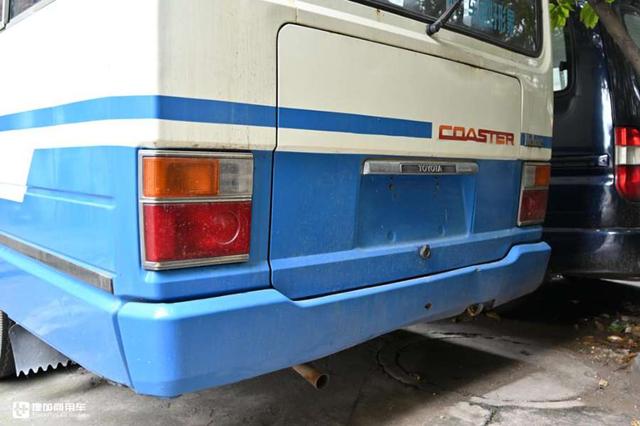 日系中巴经典车型，平顶二代丰田考斯特还记得吗？现在相当少见了