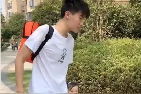 年龄差20岁的哥哥送妹妹上学，担心被错认成爸爸，绞尽脑汁打扮图片