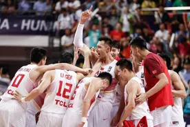 中国男篮5大高光瞬间：王仕鹏绝杀拯救男篮，易建联隔扣哈达迪图片