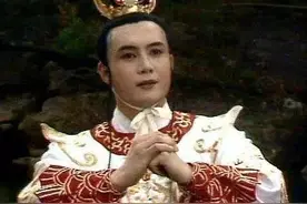 16年前，小白龙拍戏被张卫健谢霆锋打进医院，王晶怒抽自己6耳光图片