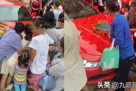装饰婚车的棒棒糖遭围观者哄抢，车主：车标被蹭坏，自费维修图片