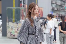 “阔腿裤”已经凉了！今夏最流行的是“丝袜裤”，清爽显瘦又显白图片