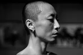 感受“光头女舞者”带来超现实主义，身体美学的震撼图片