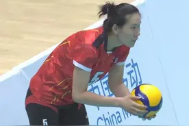 全运会上海女排3-0胜河南队，取得开门红，朱婷休息场下指导队友图片