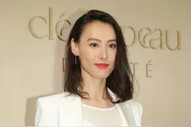 梁洛施气质绝了，172身高轻松驾驭“拖把裤”，纸片身材实在高级图片