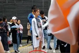 夏天穿AJ太捂脚？最近吴谨言带火了匡威新穿法，时尚还凉快图片