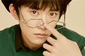 5位“眼镜杀”男星，白敬亭尽显书生气质，易烊千玺撩到你了吗？图片
