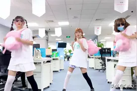 QAQ贫穷姐妹团办公室尬舞《单眼皮女孩》，黑丝白丝，双马尾图片