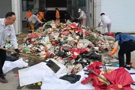 不简单！泰州环卫工从8吨垃圾中寻得丢失耳环图片