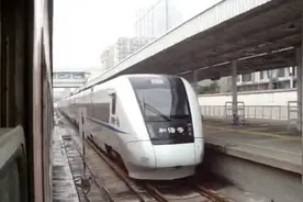 全程22.5小时昆明开往成都 K1140次列车驶入终点成都站视频封面
