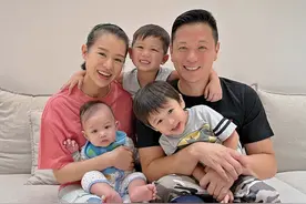 胡杏儿42岁生日，李乘德晒全家福喊老婆“女王”，仨儿子帅气可爱图片