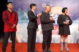 郭德纲夫妇带众弟子录节目！45岁王慧瘦身成功，穿礼裙罕见秀美腿图片