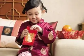 “心机爸爸”走红，帮女儿保管压岁钱套路曝光，网友：信你个鬼图片