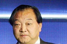 63岁奥运冠军许海峰现状，视力降到了0.2很显老，33岁女儿颜值高图片