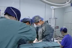 分娩时别怕用力过猛，万一遇到生理需求，医生都会鼓励你"释放"图片