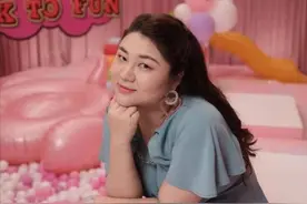 杨天真瘦身太厉害，高调穿束腰裙竟不见小肚子，罕见温婉风好知性图片