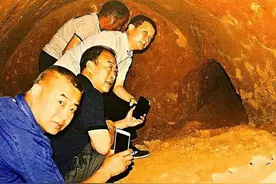 考古队发现唐朝公主墓，一具骷髅坐在墓里，盗墓贼变成千年守墓人图片