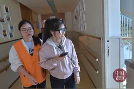 高科技眼镜能让盲人“看见”体验者：效果尚可费用略贵图片