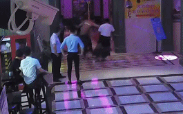 监控实录：大闹KTV，还猛踹民警头部！图片