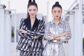 张萌张月现身同台合唱，二人美腿吸睛，捧脸杀网友直呼有点甜图片